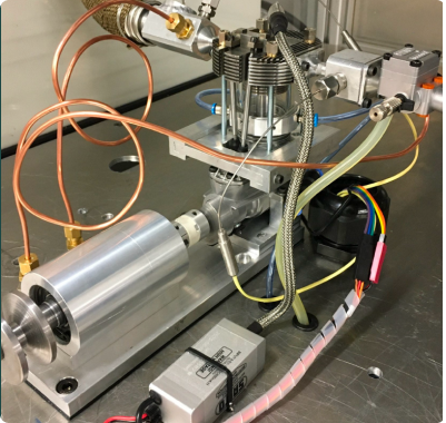 An engine that allows the flame in the cylinder to be observed.